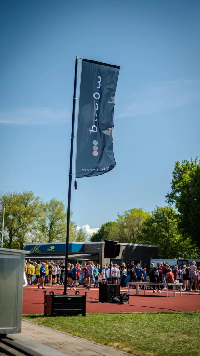 Afgelopen week waren wij hoofdsponsor van het Schoolatletiektoernooi in Leeuwarden. Het waren geslaagde dagen met een hoge opkomst van kinderen, ouders en vrijwilligers. 

Bij Monnq.com geloven we dat je pas écht vooruitkomt als je jezelf durft te zijn. Op het veld, op school, overal. Daarom steunen we talent in beweging – want zelfvertrouwen is de beste start. We zijn trots om dit toernooi als sponsor te ondersteunen, om kinderen aan te moedigen om te stralen en te presteren op hun eigen manier

Bekijk nu de aftermovie!

#monnq #schoolaatletiektoernooi #hoofdsponsor #aftermovie